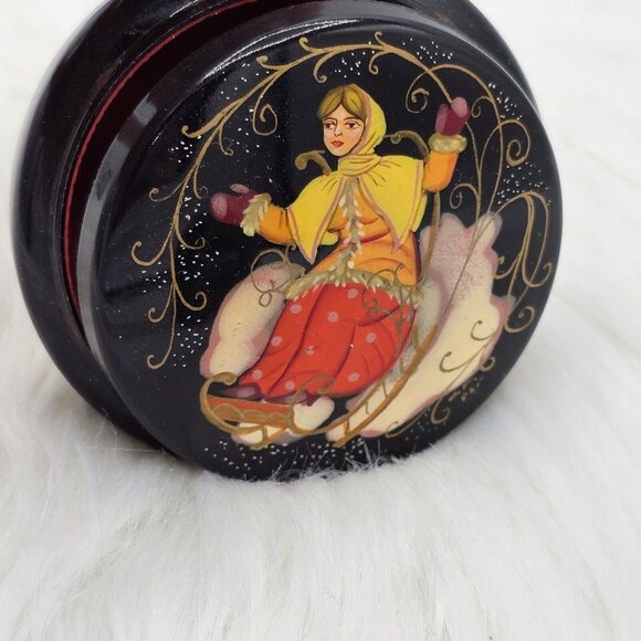 Russian Vintage Lacquer Round Trinket Box Hand Painted Fairy Tale Lady Sleigh - Picture 2 of 7